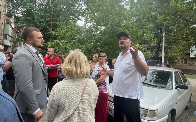Встреча Марченко с жильцами дома на Щаденко | Источник: пресс-служба администрации Ростова