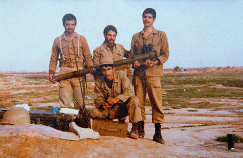 Во время Ирано- иракской войны Норузи (на фото в центре, внизу) спасал сослуживцев от взрывов. 1981 год