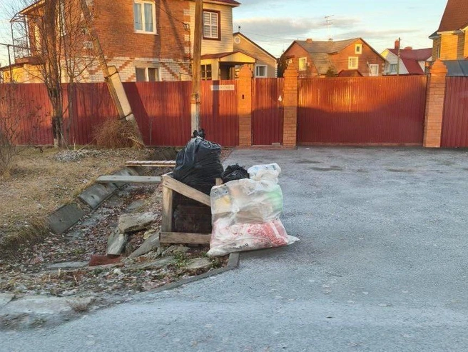 Местные жители не успевают доставлять отходы к точкам сбора в отведённое время. | Источник: читатель 72.RU
