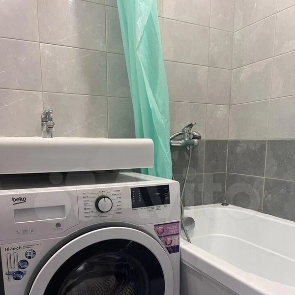 В санузле есть большая ванна и стиральная машина | Источник: Авито // avito.ru