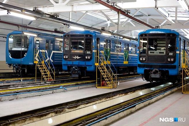 Спасением от новосибирских пробок для многих стал метрополитен — горожане спускаются под землю, чтобы миновать хотя бы часть заторов. Местную подземку принято ругать за небольшой охват и низкую скорость строительства. 13 станций не дотягиваются до спальных районов, а станцию «Золотая Нива» строили 13 лет.