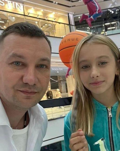 Одно лицо: бросивший Алену Ашмарину первый муж встретился с дочерью спустя 9 лет