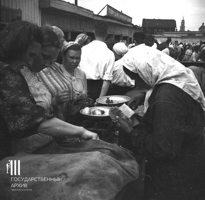 Кроме павильонов, на рынке были и открытые прилавки. Фото 1950 года | Источник: Госархив Пермского края