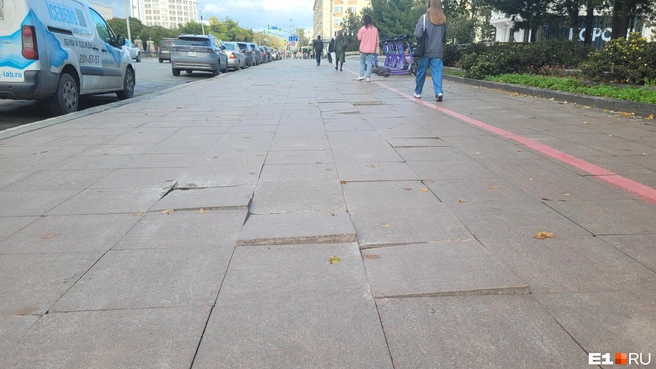 Кажется, что эта плитка давно нуждается в ремонте, но на самом деле она свежая | Источник: читатель E1.RU