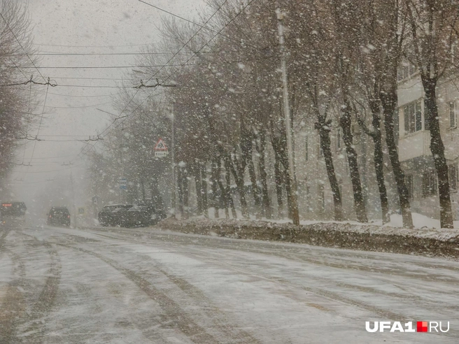 Теперь даже разметку не видно | Источник: Булат Салихов / UFA1.RU