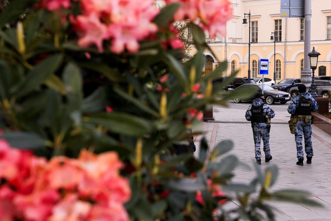 Стражам центра столицы бойцам ОМОНа некогда любоваться красотой. Нужно следить за безопасностью. | Источник: Артем Устюжанин / MSK1.RU