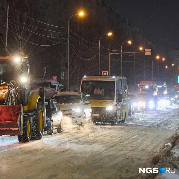 Общественный транспорт ехал переполненным  | Источник: Александр Ощепков / NGS.RU