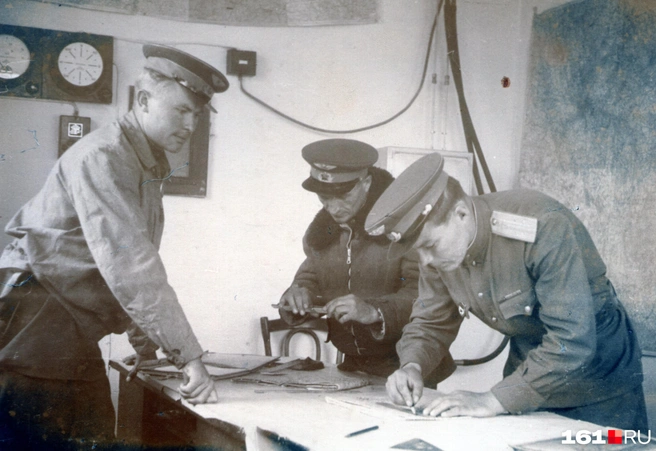 1944 год. Валентин Макеев (справа) готовится к боевому вылету | Источник: из личного архива семьи Макеевых