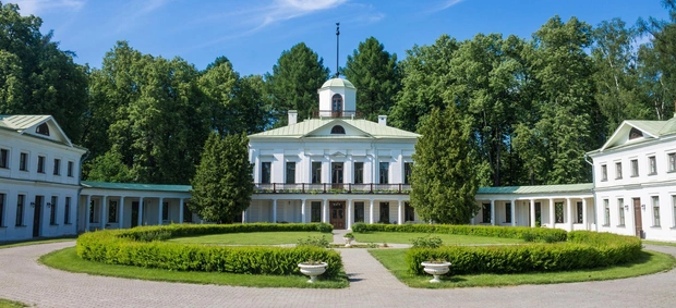 Кадр из сериала и главное здание усадьбы Середниково | Источник: Shutterstock/Fotodom.ru