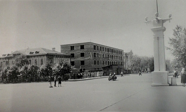 Перекресток улиц Ленина — Бутина. 1958 год | Источник: автор фото неизвестен / группа «Чита — фото из прошлого» во «ВКонтакте»