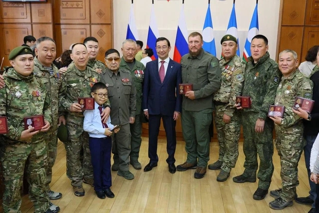 Глава Якутии вручил награды участникам СВО. Одна медаль была посмертной | Источник: Айсен Николаев / МАХ