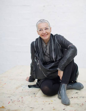 Катрин Гонджини 67 лет. Она всю жизнь работала фармацевтом на Фарерских островах. После шестидесяти, когда от нее ушел муж, она решила начать свой бизнес и открыла магазин одежды. А потом уехала в Барселону учиться в Школе современного искусства. Фото и и