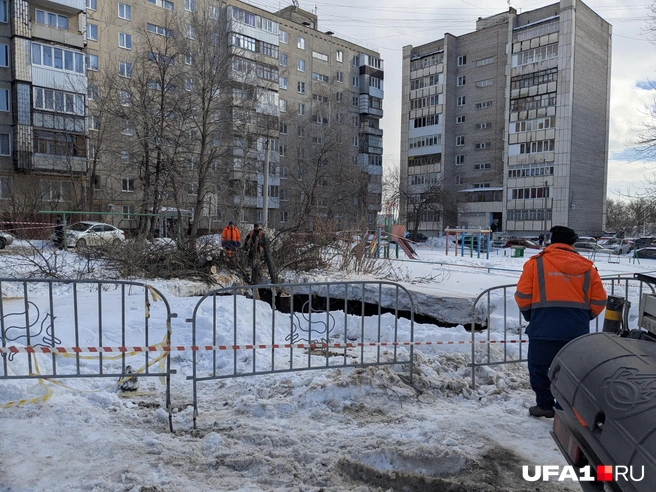 Яму огородили и начали очищать от деревьев вокруг, чтобы проехала техника | Источник: Булат Салихов / UFA1.RU