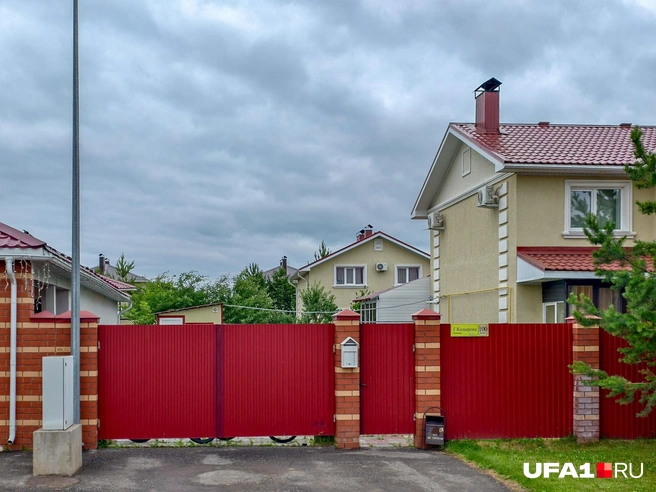 Вся территория огорожена таким забором | Источник: Булат Салихов / UFA1.RU