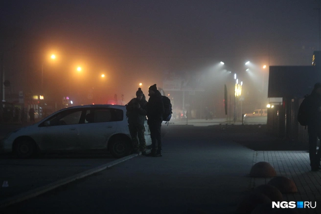 Город буквально утонул в тумане | Источник: Андрей Бортко / NGS.RU