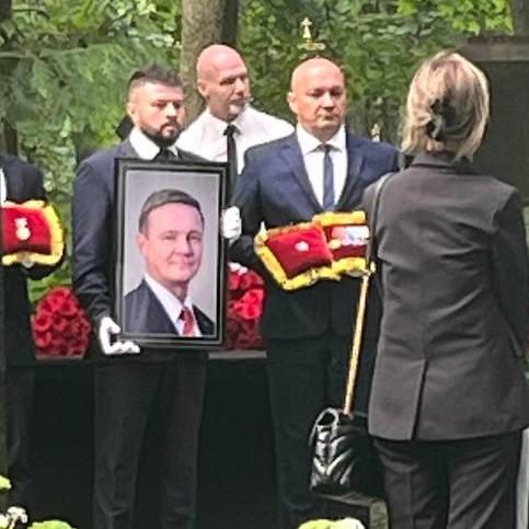 Держали убитую горем женщину за плечи: мама Романа Старовойта в слезах бросалась на его гроб