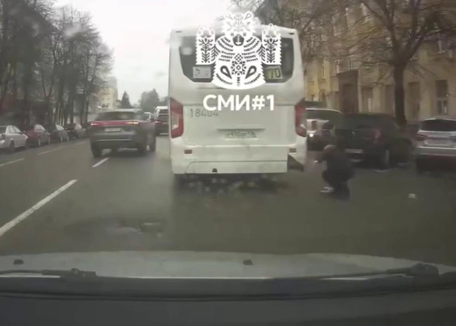 Женщина упала на асфальт. В том, что она серьёзно не пострадала, ей сильно повезло | Источник: Стоп-кадр видео Новости Воронежа и области /t.me/smi_voronezh
