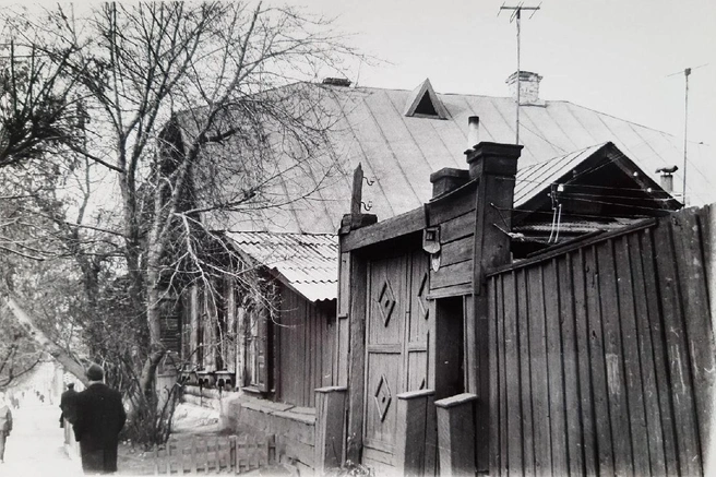 Одноэтажный деревянный дом на ул. Красина, 56 в начале 1960-х годов | Источник: Комитет по делам архивов Курганской области /vk.com