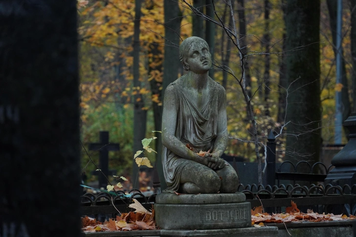 Загадочные склепы, ангелы и плакальщицы: 3 самых красивых кладбища Москвы