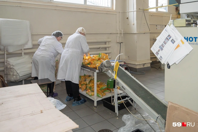 Две сотрудницы упаковывают партию лакомства | Источник: Василина Любимова / 59.RU