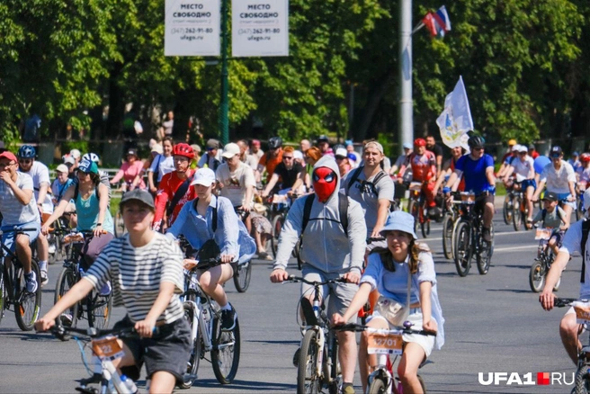 Человек-паук вместо паутины выбрал велосипед | Источник: Булат Салихов / UFA1.RU