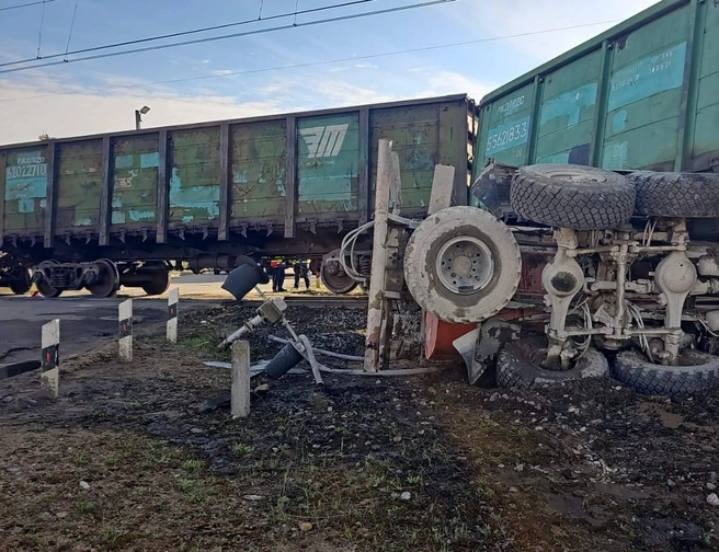 Грузовик попал под поезд на переезде в Кингисеппском районе Ленобласти | Источник: Официальный канал Северо-Западной транспортной прокуратуры.