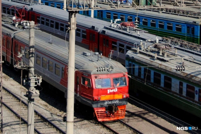 Парень спрыгнул с моста на вагон | Источник: NGS24.RU