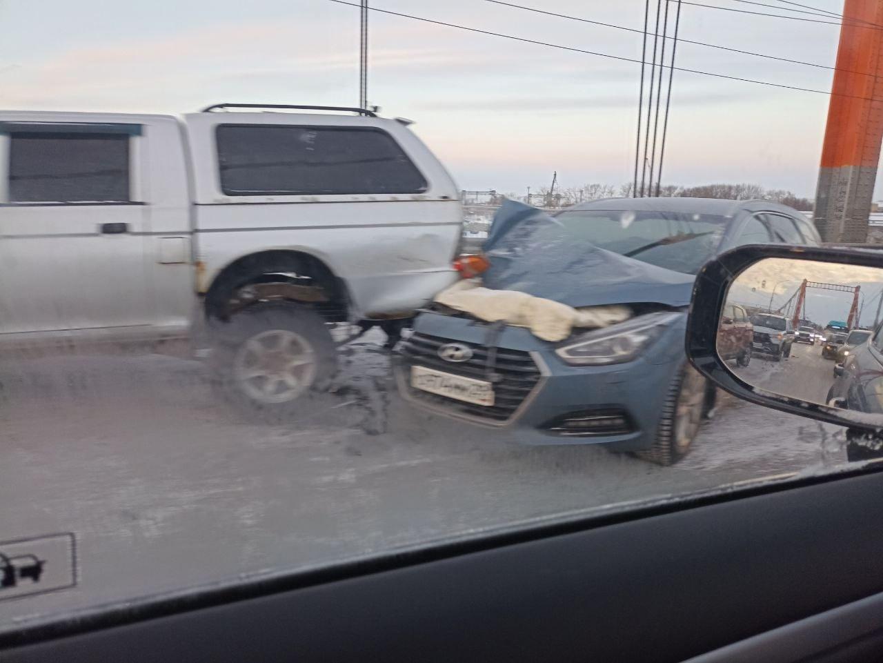 Из-за ДТП на мосту в Архангельске образовалась пробка, а люди шли пешком на работу: видео аварии