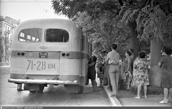 1968 год, родители провожают детей в лагерь. Снято недалеко от площади Ленина | Источник: архив Олега Бабкина / pastvu.com