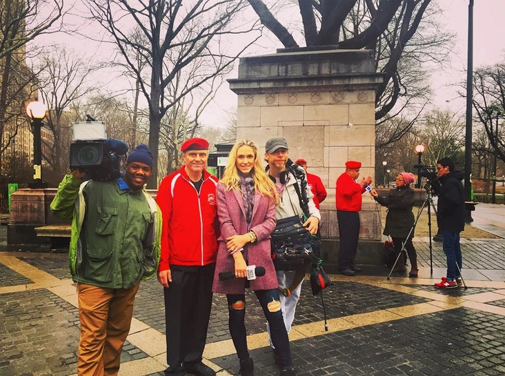 Лара во время работы для телепрограммы Inside Edition, 2016 год