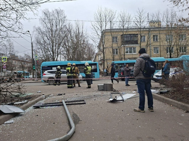 В Пушкине внедорожник влетел в остановку — есть пострадавшие | Источник: «Мегаполис | ДТП и ЧП | Санкт-Петербург | Питер» / Telegram