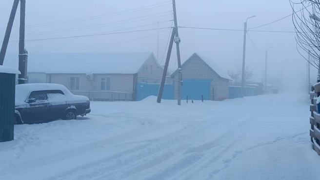 Сугробы выросли даже на крышах машин и домов | Источник: MeteoVolgograd_34 / T.me