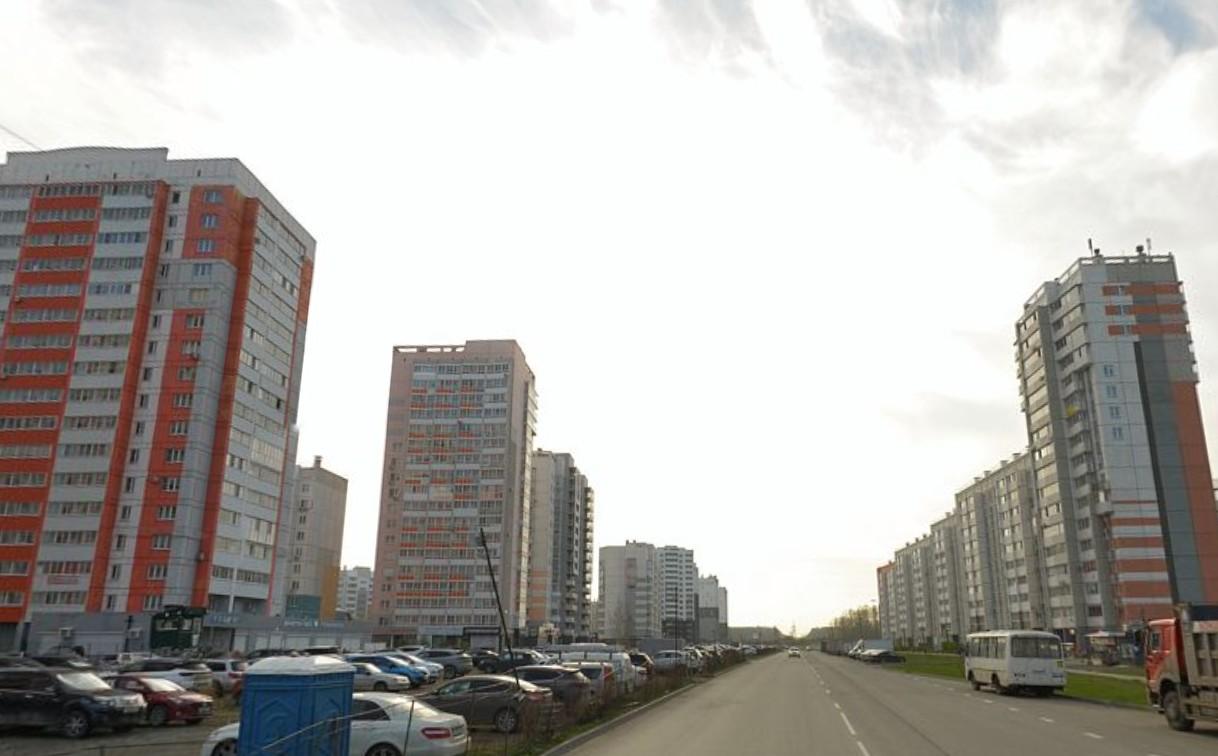 Около многоэтажки в Парковом нашли мертвой 13-летнюю девочку