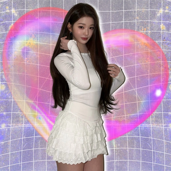 Вонён из IVE показала красивый белый тотал-лук с кружевной юбкой и трикотажем пуантель | Источник: theGirl