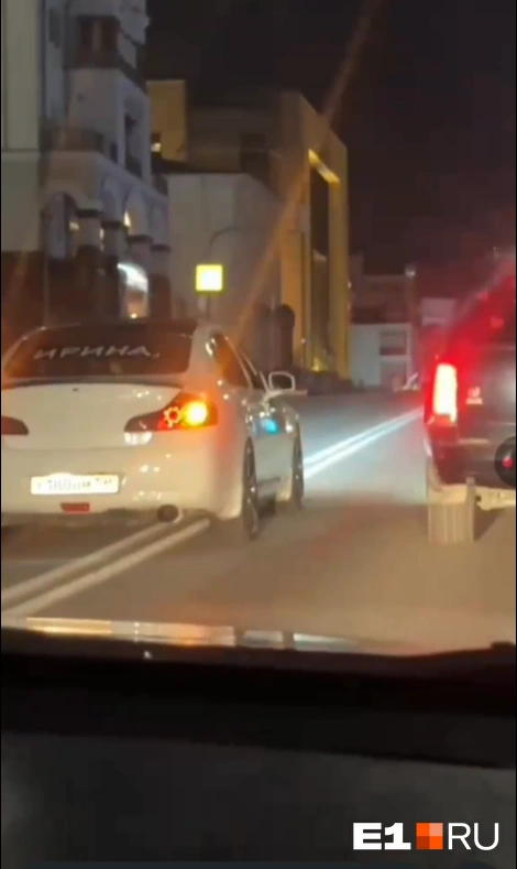 Один из участников шоу нагло ехал по двойной сплошной, включив аварийку | Источник: читатель E1.RU