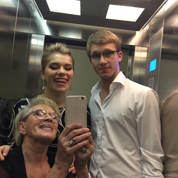 Алиса Фрейндлих с внуками