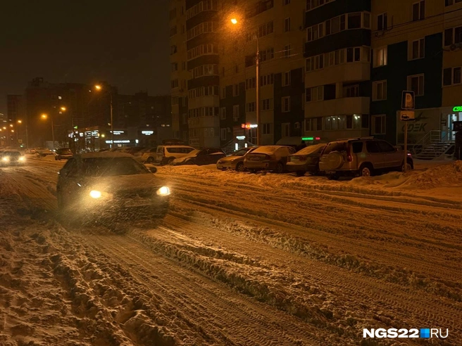 Автобусы проезжают остановку из-за того, что не могут быстро перестроиться в другой ряд, заставляя опаздывающих горожан ждать транспорт по 20 минут | Источник: Полина Шевчукова / NGS22/RU