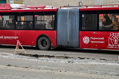 На Островского в Перми просела дорога из-за усадки плиты
