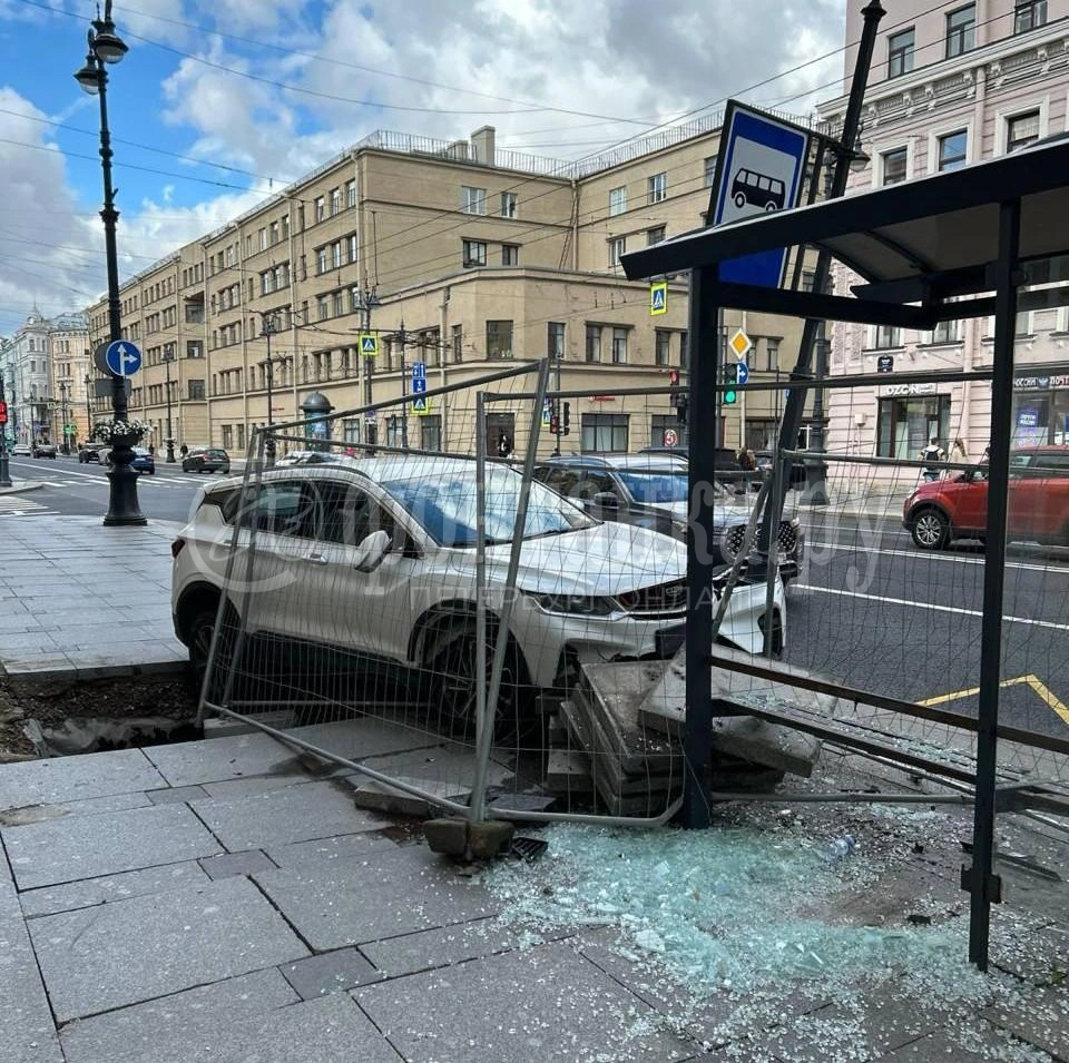 Машина влетела в остановку на перекрестке Невского и Полтавской | Источник: читатель «Фонтанки»