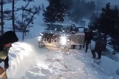 «Снега было выше грузовых машин». Спасение на тракторе