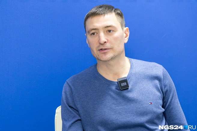 Мужчине 43 года, 10 из которых он работает психологом | Источник: Мария Ленц / NGS24.RU
