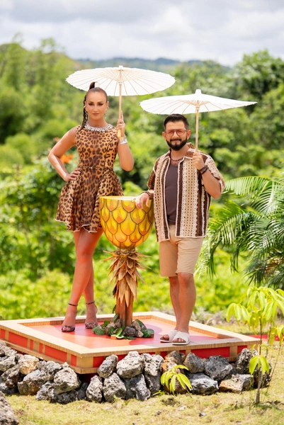 Ведущие Ольга Бузова и Михаил Галустян | www.starhit.ru