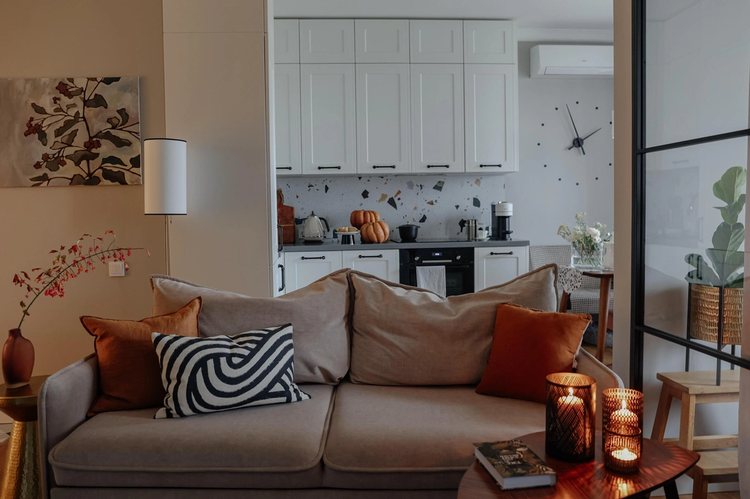 Гостиная. Диван, Aura. Торшер, La Redoute. Кухня, «Мария». | Источник: Юля Сова