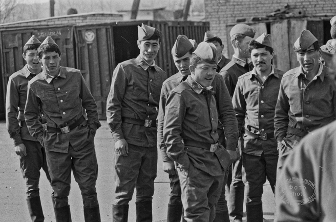 Разгружать посылки помогали солдаты-срочники | Источник: Евгений Епанчинцев