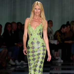 Все обсуждают Клаудию Шиффер на показе Versace. Но все-таки, как там одежда?