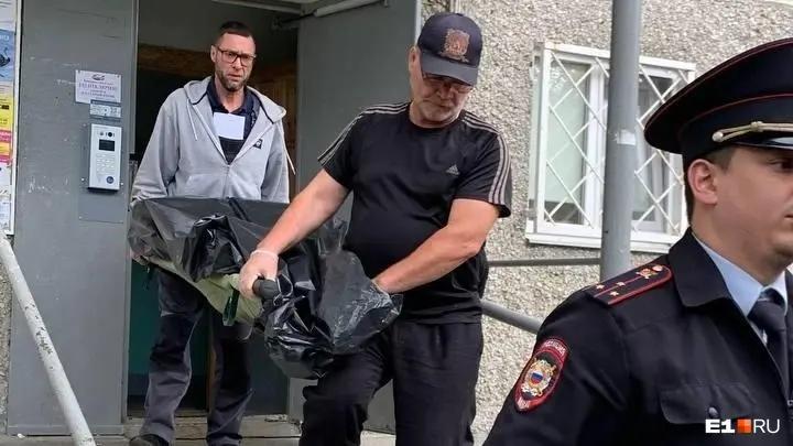Сотрудники выносят тело Ляны…