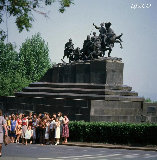 Интересно, а сейчас на экскурсиях делают групповые снимки на фоне памятников? | Источник: фотофонд Центрального государственного архива Самарской области