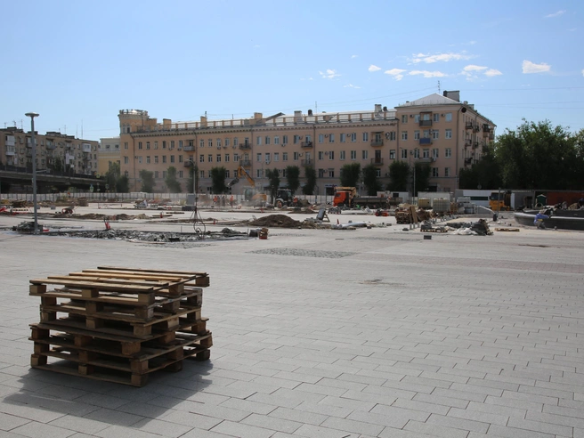 Пока остаётся надежда, что деревья и кустарники перед вокзалом всё же появятся | Источник: Константин Завриков / V1.RU
