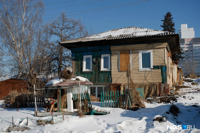 Нечетную часть улицы Инской еще не расселили, в квартале остались, как полуразрушенные домики, так и те, в которых вполне можно жить | Источник: Андрей Бортко / NGS.RU