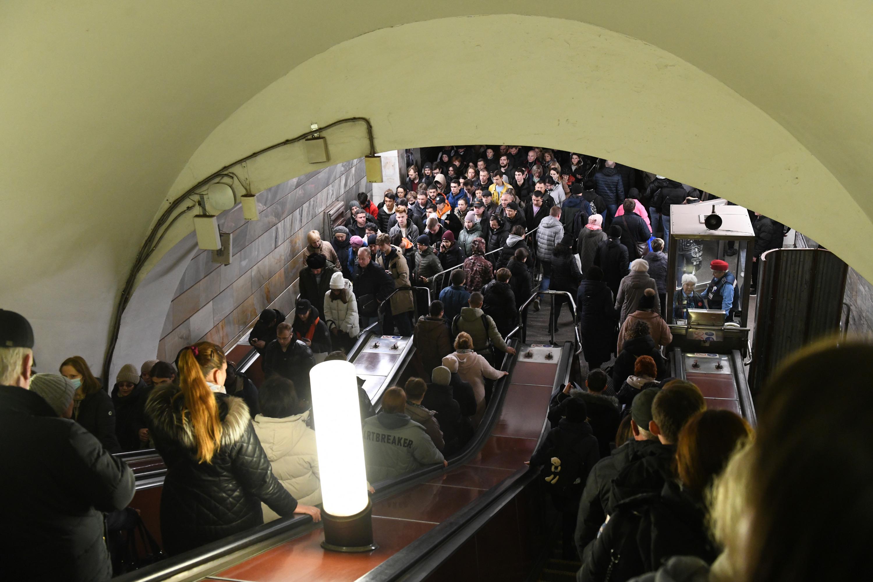 Что происходит в москве последние новости 2024. Поезда на оранжевой ветке. Метро. Люди в метро Москвы. Оранжевая ветка метро Москва поезда.